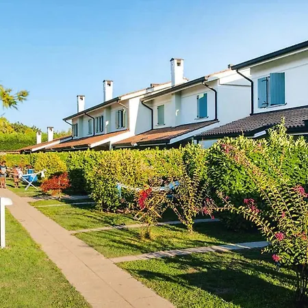Terraced House In The Ca' Del Pino Complex With Communal Pool In Daire Bibione